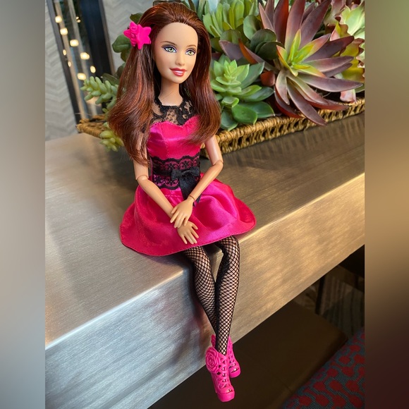 New Barbie Teresa Articulated Doll - Picture 3 of 14